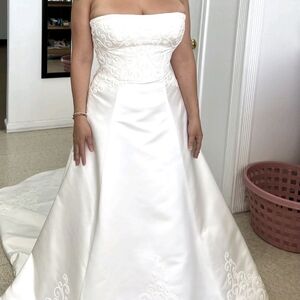 Elegant White Strapless Wedding Dress